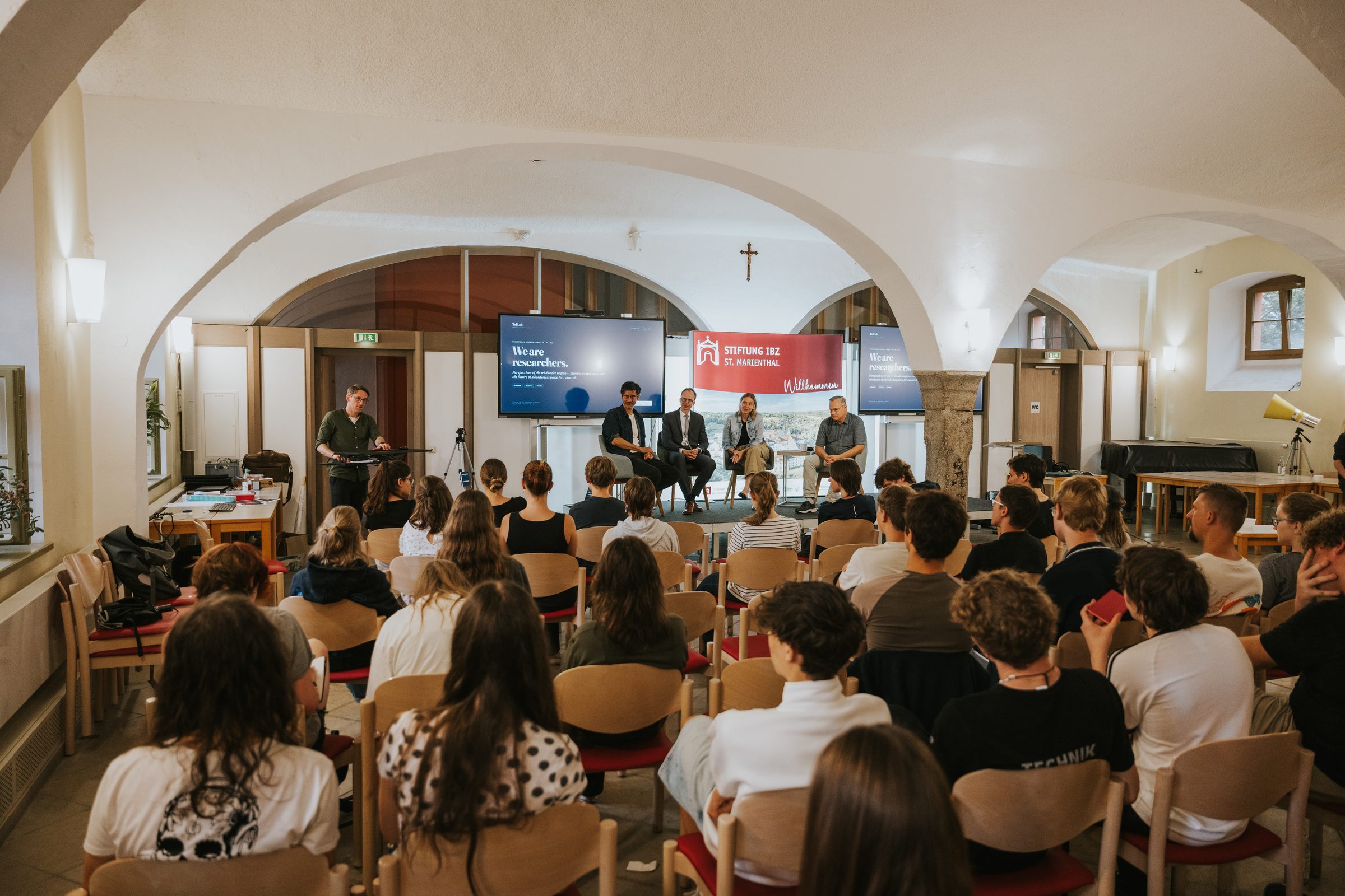 Podiumsgespräch vor Publikum bei einer TriLab-Veranstaltung der Stiftung IBZ St. Marienthal.