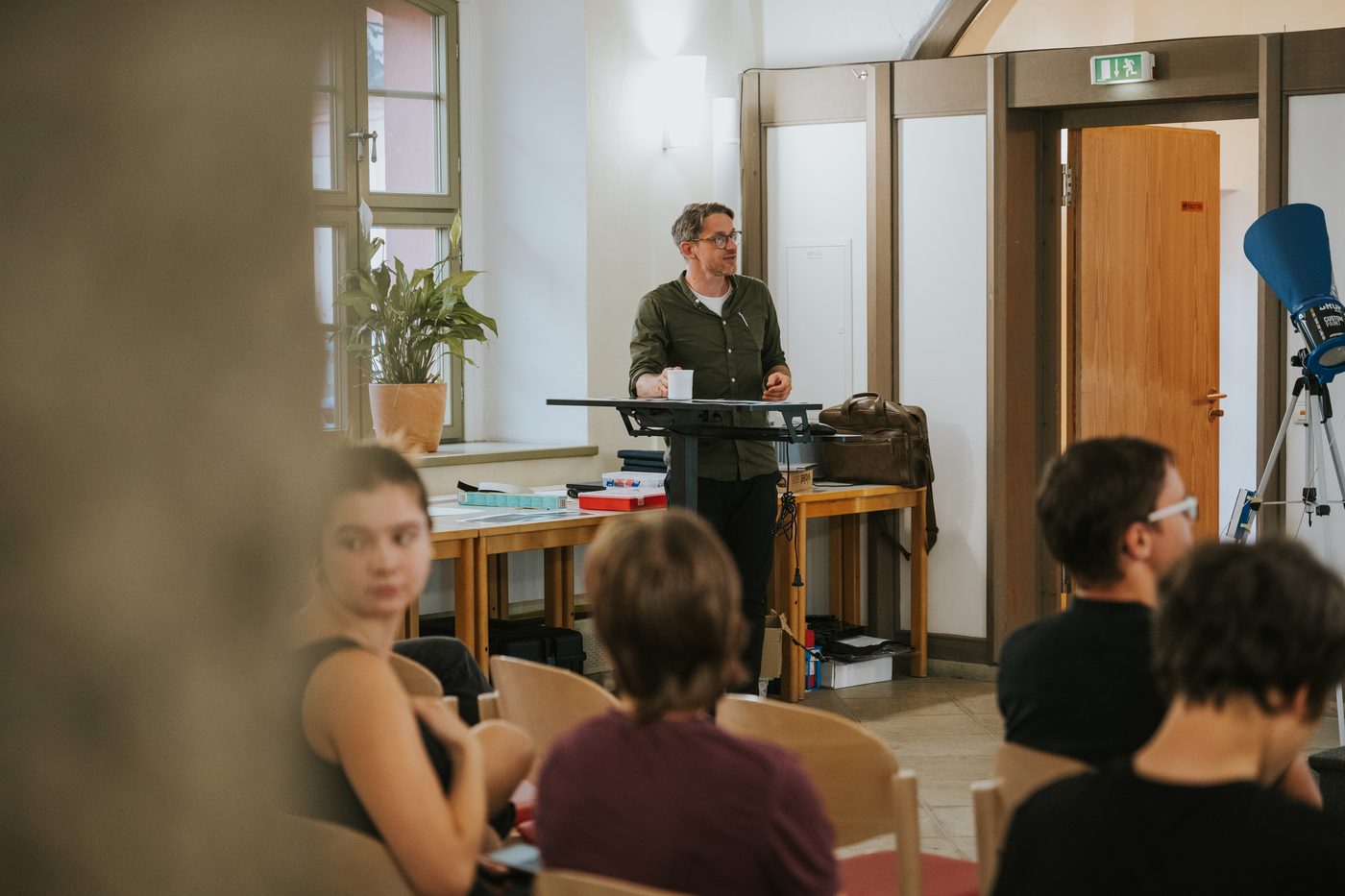 Rene Seidel am Redepult im Gespräch mit Teilnehmenden.