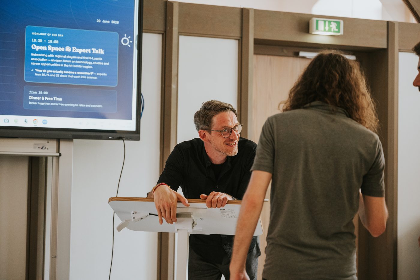 René Seidel im Gespräch mit einem Teilnehmer während eines Workshops.