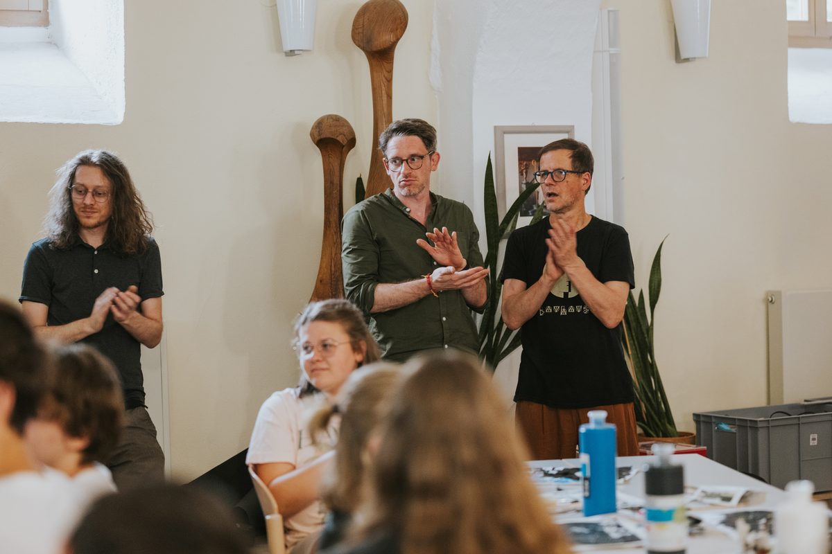 René Seidel im Gespräch mit Teilnehmenden eines Workshops.