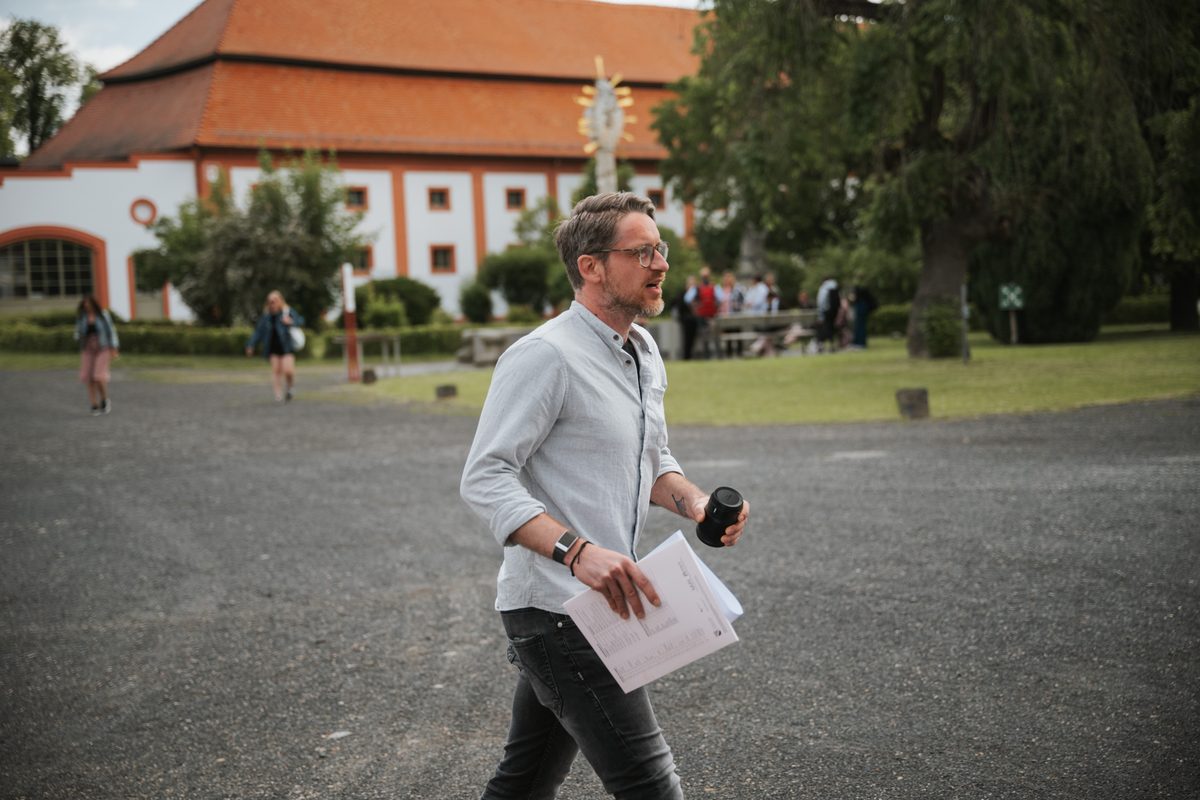 René Seidel auf dem Gelände der Stiftung IBZ St. Marienthal, im Hintergrund das Klostergebäude.